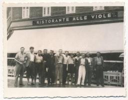 Olaszország, a RIPENSIA Temesvár labdarúgó csapat az AC Milan elleni meccs előtt, csoportkép, focisták, "Ristorante alle Viole" étterem. Polyfoto felvétele / Italy, RIPENSIA Timisoara football team, group picture before the match against AC Milan, restaurant, sport photo (8,3 x 6,5 cm) (fl)