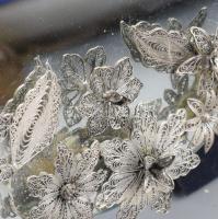 Nagyméretű asztali tükör, ráragasztott filigrán ezüst (Ag) virágdíszekkel, egy darab levált, 40x39 c...