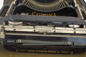 Corona 1917 írógép, tokjában, tok zárja leesett, kis hibákkal, de összességében jó állapotban