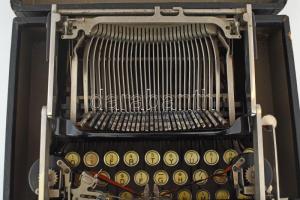 Corona 1917 írógép, tokjában, tok zárja leesett, kis hibákkal, de összességében jó állapotban