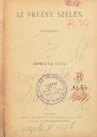 Benedek Elek:  Az örvény szélén. Elbeszélés. Budapest, [1902]. Lampel Róbert - Wodianer F. és Fiai (ny.) 35 + [1] p. Egyetlen kiadás. A címlapon és a belív több oldalán régi gyűjteményi bélyegzés, a címlapon és a belív első oldalán kézi feliratozás. Példányunk első előzéke hiányos. Poss.: Józsefvárosi katolikus kölcsönkönyvtár. (Munkás füzetek.) Enyhén sérült gerincű korabeli félvászon kötésben.