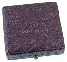 1928. "Borúra derű (A Magyar Tudományos Akadémia Nagydíja)" kétoldalas bronz érdemérem tok...