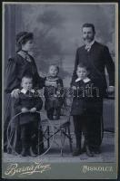 cca 1910 Elegáns polgári család három gyermekkel, kabinetfotó Barna Hugó miskolci műterméből, 16,5x11 cm