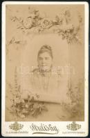 cca 1890-1900 Hölgy portréja, dekoratív virágos montázs, kabinetfotó Strelisky budapesti műterméből, 18x11,5 cm