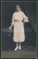 cca 1910 Fiatal lány egészalakos portréja, kabinetfotó, ,,Opál" fényképészeti és festészeti műterem, Rákosliget-Vecsés, sarkain apró sérüléssel, 16,5x10,5 cm (Ritka műterem!)