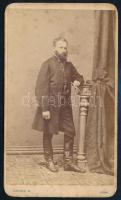 1869 Előkelő úr egészalakos portréja, vizitkártya Divald Károly eperjesi műterméből, kissé foltos, saroktöréssel, 10x6 cm