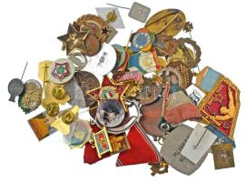 ~57db-os vegyes, javarészt magyar és külföldi szocialista jelvény tétel, közte 1950. "MHK - Munkára Harcra Kész" II. osztály zománcozott kitüntető jelvény + 1978. "Kiváló Munkáért" aranyozott, rátétes, műgyantás kitüntetés mellszalagon T:vegyes