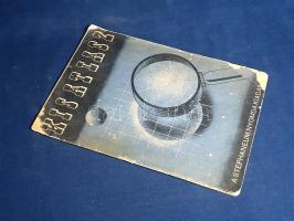 Kis atlasz. Szerkesztette és rajzolta Németh István és Zentai Károly. (Budapest), [1948]. Stephaneum Nyomda. [16] p. Színes térképeket közreadó, évszám-adat nélkül megjelenő iskolai atlaszunk a koalíciós idők végéről való. Az ország területe ez idő szerint 25 vármegyéből, a fővárosból és a törvényhatósági jogú városok területéből adódott össze, Zala vármegye pedig már elszenvedte 1946. évi csonkítását, mikor is balatonfüredi járását az ipari zónává szervezendő Veszprém megyéhez sorolták. Megyéink alakja és mérete valóban nagy változatosságot és töredezettséget mutat, ám a teljes megyerendezés csak két év múlva, 1950-ben lesz esedékes (akkor veszti majd el Sopron, Esztergom, Baja, Balassagyarmat, Szikszó, Sátoraljaújhely, Mátészalka és Gyula korábbi kiemelt rangját). Európa-térképünkön a szerkesztők Németország megszállási övezeteinek feltüntetésétől eltekintettek, Afrika-térképünk pedig a gyarmati időszak utolsó időszakát tárja az olvasó elé: a fekete kontinensen [még néhány évig] európai hatalmak osztozkodnak, a Közel-Keleten pedig Palesztina (Izrael) még csak tervben levő állam. Példányunk fűzése meglazult. Fűzve, színes, illusztrált, enyhén hiányos, enyhén sérült kiadói borítóban, a borító elvált a könyvtesttől.