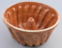 Kuglófsütő. cca 19. sz. vége, kis sérüléssel, d: 26,5 cm, m: 12 cm