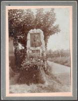 cca 1910 August Czullik (1847-?) a Liechtensteini Hercegség udvari kertjeinek igazgatója, az oroszvári kertészet alapítója és tulajdonosának sírja, fotó kartonon, 13x10 cm