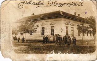 1924 Nagyér, Nagymajlát, Nagymajláth, Nagy-Majláth; Községháza, helyiek csoportja. photo (b)