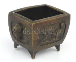 Japán jelenetes bronz kínáló, Meiji korszak, cca 1880-1900, 13x9 cm