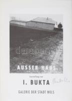 Novotny Tihamér: Ausser Haus. Ausstellung von I. Bukta. Galerie der Stadt Wels. A művész, Bukta Imre (1952- ) által aláírt példány. J.n., 1993, k.n.. 7 sztl. oldal. Német nyelven. Fekete-fehér képekkel, Bukta Imre műveinek reprodukcióival illusztrált kiállítási katalógus. Kiadói papírkötés.