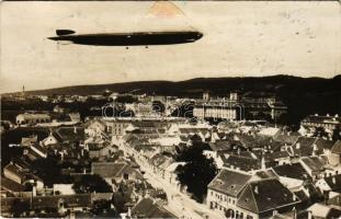 1933 Kismarton, Eisenstadt; Graf Zeppelin besucht Eisenstadt / Zeppelin LZ 127 léghajó Kismarton felett, Esterházy kastély. Arthur Schiffer kiadása. R. Forstner felvétele / Zeppelin airship over Eisenstadt, castle (ragasztónyom / glue marks)