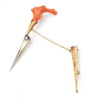 Arany (Au) 18K bross, ezüst (Ag) pengével, korall díszítéssel, jelzett, bruttó: 3 g