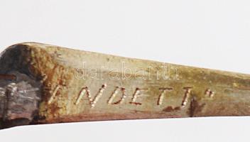 Arany (Au) 18K bross, ezüst (Ag) pengével, korall díszítéssel, jelzett, bruttó: 3 g