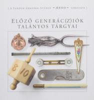 Előző generác(z)iók talányos tárgyai. A Tandem Grafikai Stúdió Anno sorozata. Bp., é.n., Tandem. Nagyon gazdag képanyaggal illusztrált. Kiadói papírkötésben.
