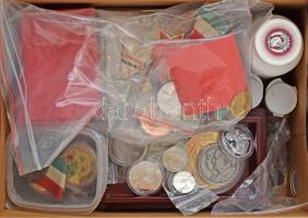 Cipősdoboznyi vegyes magyar és külföldi Ag és fémpénz, szocialista kitüntetés, jelvény, emlékérem, magyar pengő és jugoszláv bankjegy, Vaskereszt replika tétel, közte 1933. 2P "Madonna" Ag + 2020. 2000Ft Cu-Ni "A MOB alapításának 125. évfordulója". Megtekinteni érdemes! T:vegyes