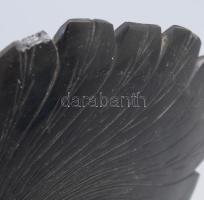 Obszidián szobor. Nagy méretű azték indián figura, kis lepattanással. 25x22 cm