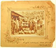 1903 Szeghalom, szüretelés, keményhátú fotó kartonon, "Az egyház szöllőskertjében felvette: 1903 év okt. ... Szeghalmi Gyula". A hátoldalán: "Técsi József ... lelkész." Feltehetőleg a fotós Szeghalmi Gyula (1876-1963) tanító, régész, fényképész felvétele, aki 1902-ben került református tanítóként Szeghalomra, ekkor magyarosíttatta nevét Sennovitzról Szeghalmira. Maga a bejegyzés feltehetőleg a lelkésszé. Akkár csak a fotó hátoldalán a szeghalmi lelkész Técsi József névbejegyzésével. Foltos, sérült kartonnal, két felső sarkán hiánnyal, 12,5x16 cm, karton: 21x26 cm