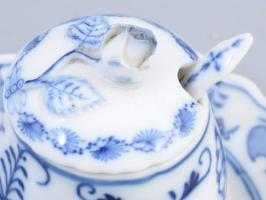 Meissen mustáros edény. Jelzett, kanállal, rózsán sérüléssel, m: 10 cm