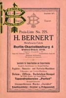 [Képes árjegyzék] A berlini H. Bernert irodaszer-gyár német nyelvű, képes irodai bélyegző katalógusa. Preis-Liste No. 225. H. Bennert Metallwaren-Fabrik, Spezialfabrik für Stempen-Maschinen und Stempel-Utensilien. Berlin, [1910 körül]. H. Bernert Metallwaren-Fenrik. [Nyomda nélkül.] 48 p. Az 1877-ben alapított berlini H. Bernert irodaszer-gyártó vállalat 1910 körül már nemzetközi piacra termelt: hitelesítő és dátumbélyegzőinek, lyukasztó, szegecselő és tűzőgépeinek hivatalos angol, francia, spanyol és orosz disztribútora is volt, árjegyzékünk egyes illusztrációinak tanúsága szerint pedig alkalmasint magyar piacra is dolgozott. Az első fedőborítón kiadói felülragasztás. Fűzve, feliratozott kiadói borítóban. Jó példány.