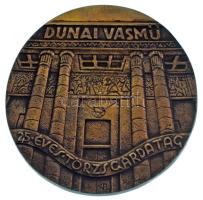 Palotás József (1947-) DN "Dunai Vasmű 25 éves Törzsgárdatag" öntött bronz plakett, hátoldalán "402" sorszámmal (90mm) T:AU