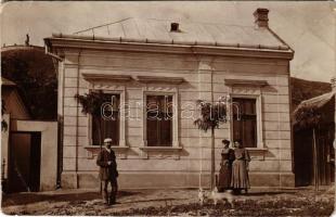 1905 Bodajk, lakóház, háttérben a Kálvária. photo (r)