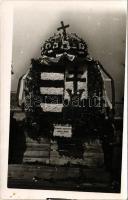 1940 Nagyvárad, Oradea; bevonulás, Erdély visszatérésének örömére készítette Nemes János kertész, magyar címer virágokból / entry of the Hungarian troops, Hungarian coat of arms made of flowers. photo + "NAGYVÁRAD VISSZATÉRT 1940" So. Stpl (lyuk / pinhole)