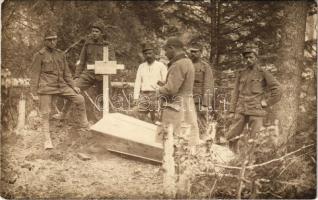 1917 Marasesti (Vrancea); Limba-Vecina magaslat, első világháborús osztrák-magyar katonák, Lipták István főhadnagy temetése (elesett augusztus 8-án) / WWI Austro-Hungarian K.u.k. military, mountain peak, soldier's funeral. photo (kopott sarkak / worn corners)