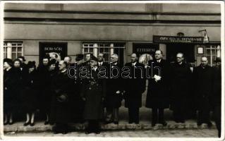 Budapest X. Özv. Gaál Istvánné vendéglője a Beszkárt (BSzKRt, ma BKV Előre SC) Sporttelepén, előtte katonák, étterem (Sport utca 2.). Tiszavölgyi József felvétele. photo (EK)