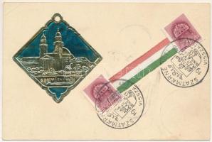 1940 Szatmárnémeti, Szatmár, Satu Mare; Római katolikus székesegyház Szeiler féle Patent fémplaketten. Magyar zászlós szalag és visszatért bélyegzés. Szeiler József dombornyomása / Emb. golden cathedral, Hungarian flag textile, entry of the Hungarian troops + "1940 Szatmárnémeti visszatért" So. Stpl (EB)