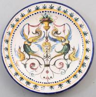 Tálka Olaszország XIX. sz. ónmázas fajansz, figurális kézi festéssel, alján kék jelzéssel. 17 cm