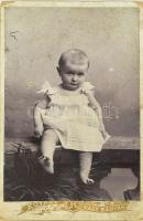 cca 1900 Kisbaba portréja, keményhátú fotó Kováts fényképíró nagybányai műterméből, kopott, foltos, 16x10 cm