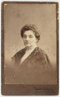 cca 1910 Korbuly Ignácné Zalányi Laura portréfotója, keményhátú fotó, Bach Károly gyulafehérvári műterméből, a verzón címkenyommal és névbejegyzéssel, 10,5x6,5 cm