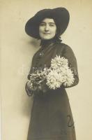 1916 Hölgy virágcsokorral, fotólap, portréfotó Dunky Fivérek kolozsvári műterméből, 14x9 cm