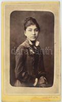 cca 1880 Komáromy Katalin portréja, porcelán hatású keményhátú fotó Stephany Otto műterméből, 10x6 cm