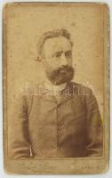 cca 1880-1890 Szakállas úr portréja, keményhátú fotó Klapok Alajos aradi műterméből, kopott, foltos, 10x6 cm