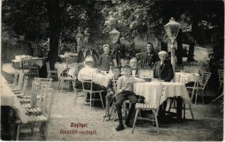 1914 Budapest XII. Zugliget, Disznófő vendéglő, étterem kerthelyisége, pincérekkel és vendégekkel (E...