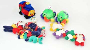 5 darab plüss gyermekjáték, közte zenélő forgóval.