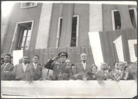 cca 1961 Jurij Gagarin (1934-1968) szovjet űrhajós látogatása Magyarországon, fotó, szélén kis sérülésekkel, 13x18 cm