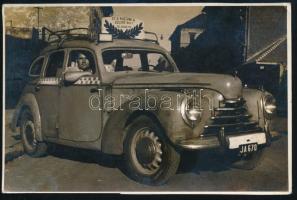 cca 1950 MÁVAUT taxi, "Ez a kocsink a 255,000 km-t teljesítette" feliratú táblával, fotó, Tiszavölgyi József pecséttel jelzett felvétele, 11,5x17,5 cm