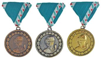 1974-1976. Búvár versenyérem arany, ezüst és bronz fokozatai, mellszalagon, hátoldalukon gravírozva (50mm) T:AU,XF kopott aranyozás és ezüstözés