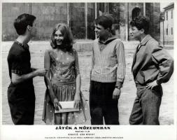 cca 1989 előtt készült, "Játék a múzeumban" című magyar film jelenetei és szereplői, 31 db vintage produkciós filmfotó (vitrinfotó, lobbyfotó) ezüst zselatinos fotópapíron, a használatból eredő (esetleges) kisebb hibákkal, 24x30 cm