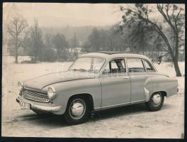 cca 1965 Wartburg 312 Standard Limousine típusú személyautó (gyártó: VEB Automobilwerk Eisenach) promóciós fotója, szélén kisebb sérülésekkel, 18x24 cm