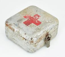 Régi mentődoboz, tartalommal.