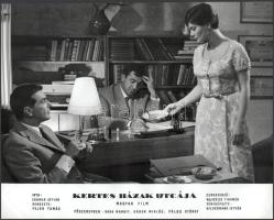 cca 1989 előtt készült, "Kertes házak utcája" című magyar film jelenetei és szereplői, 29 db vintage produkciós filmfotó (vitrinfotó, lobbyfotó) ezüst zselatinos fotópapíron, a használatból eredő (esetleges) kisebb hibákkal, 24x30 cm