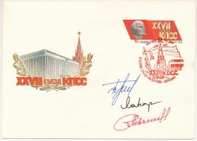 German Tyitov (1935-2000), Musza Manarov (1951- ) és Anatolij Levcsenko (1941-1988) orosz űrhajósok aláírásai emlékborítékon / Signatures of German Titov (1935-2000), Musa Manarov (1951- ) and Anatoliy Levchenko (1941-1988) Russian astronauts on envelope