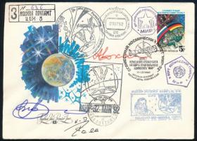 Alekszandr Viktorenko (1947- ), Alekszandr Kaleri (1956- ) szovjet és Klaus-Dietrich Flade (1952- ) német űrhajósok aláírásai emlékborítékon / Signatures of Aleksandr Viktorenko (1947- ), Aleksandr Kaleri (1956- ) Soviet and Klaus-Dietrich Flade (1952- ) German astronauts on envelope