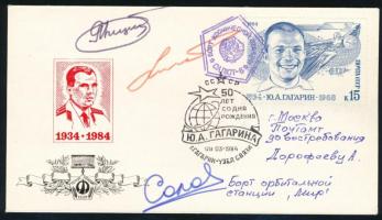 Oleg Atkov (1949-), Vlagyimir Szolovjov (1946- ) és Leonyid Kizim (1941-2010) szovjet űrhajósok aláírásai emlék borítékon / Signatures of Vladimir Solovjov (1946- ) and Leonid Kizim (1941-2010), Oleg Atkov (1949-) Soviet astronauts on cover